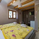 Front In With Wifi Vikendica Krnica