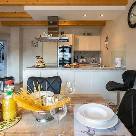 Dom wakacyjny Stunning In With Kitchen